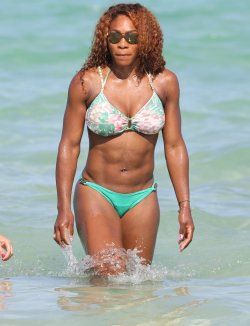 Serena Williams presume de músculos en la playa