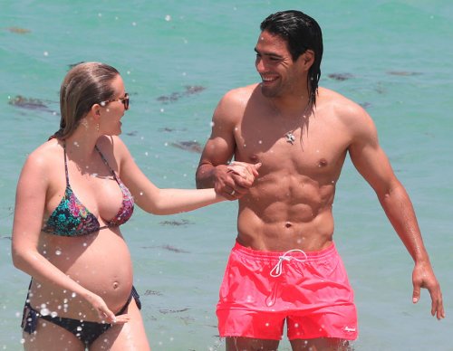 Radamel Falcao, sin camiseta y su mujer Lorelei Tarón, en la playa