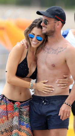 Wesley Sneijder, sin camiseta y con su chica en Ibiza