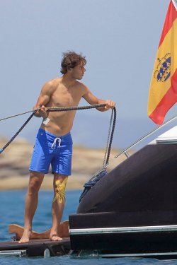Rafa Nadal, sin camiseta y más sexy que nunca en bañador