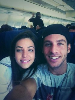 Kristian de GH 14 en el avión que le lleva a Canarias con Sonia Walls