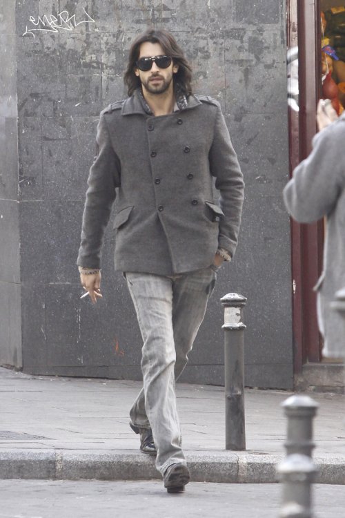 El actor Aitor Luna, fumando por las calles de Madrid