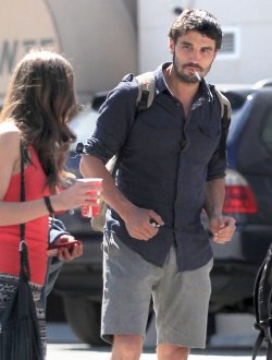 El actor de 'Tierra de Lobos' Álex García, fumando junto a su chica