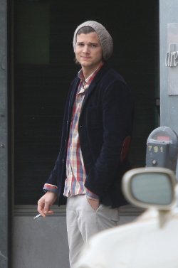 Ashton Kutcher, fumando durante una pausa de un rodaje