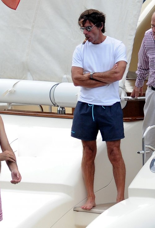 José María Aznar, fumando en un barco