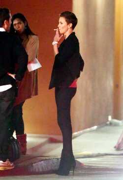 La guapa Charlize Theron, fumando antes de subirse a un coche