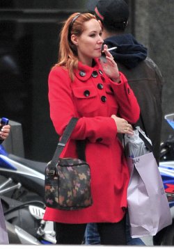 Chayo Mohedano, fumando por las calles de Madrid