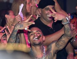 Chris Brown, el cantante más polémico, fumando un puro en un concierto