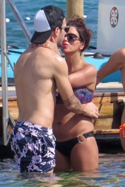 El beso de Cesc Fàbregas y Daniella Semaan en las playas de Ibiza