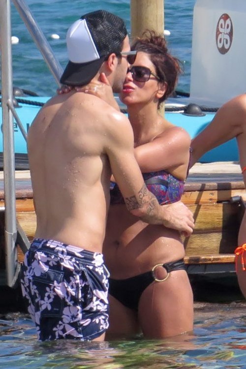 El beso de Cesc Fàbregas y Daniella Semaan en las playas de Ibiza