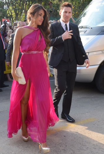 Messi y su novia Antonella Roccuzzo en la boda de Xavi Hernández y Nuria Cunillera