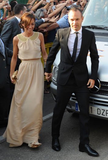 Andrés Iniesta y su mujer Anna Ortiz en la boda de Xavi Hernández y Nuria Cunillera