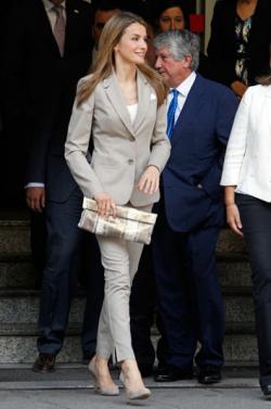 El look de Letizia en la firma del 'Proyecto Promociona'