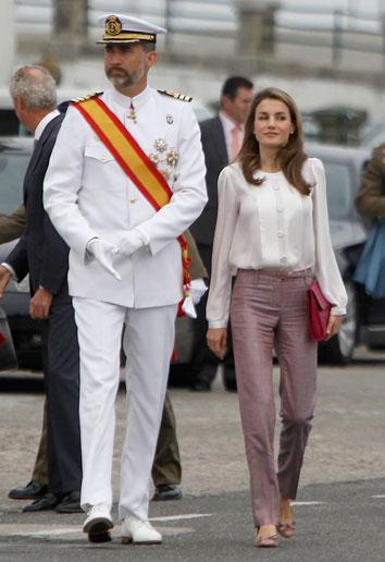 El look de Letizia en la entrega de los Reales Despachos en Marín