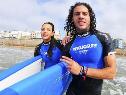 Sonia Walls y Kristian de GH 14 aprovechan el buen tiempo para practicar surf en Canarias