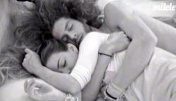 Sonia Walls y Kristian de GH 14 abrazados en la casa de Gran Hermano