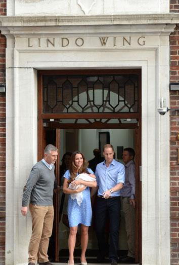 Los duques de Cambridge abandonan el hospital con su bebé