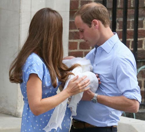 Los duques de Cambridge muy felices posan con su bebé