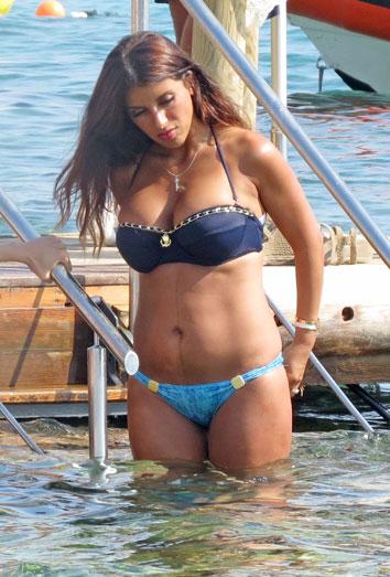 Daniela Seeman, la novia de Cesc Fábregas, luce cuerpazo en bikini después de dar a luz