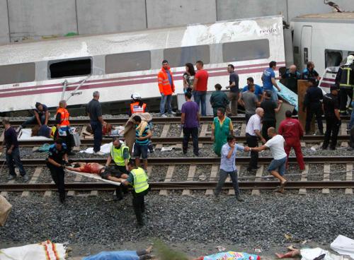Labores de rescate en el accidente de tren Alvia Madrid-Ferrol que descarriló ayer con 220 personas a bordo