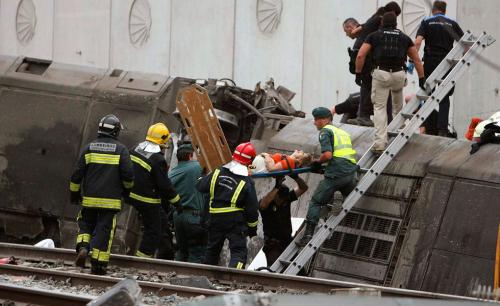Labores de rescate en la tragedia ferroviaria de Galicia por el descarrilamiento de un tren Alvia Madrid-Ferrol