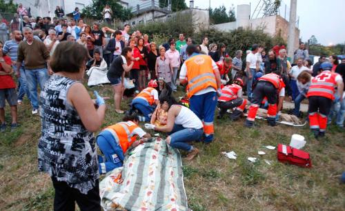 Los vecinos de la zona acuden al lugar del accidente ferroviario en Galicia que ha dejado, al menos, 77 muertos y 140 heridos