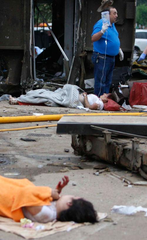 Los equipos de emergencia atienden a los heridos, más de 140, tras el descarrilamiento de un tren en Galicia.