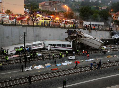 El tren Alvia descarrilado en la zona de Angrois ha quedado destrozado y deja,  al menos, 77 muertos y 140 heridos