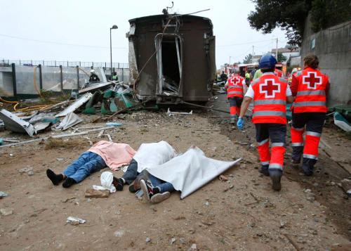 Los fallecidos yacen en las vías del tren tras el descarrilamiento del convoy con, al menos, 77 muertos