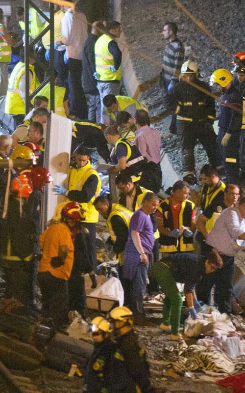 Los equipos de rescate y vecinos socorren a las víctimas del accidente de tren en Galicia