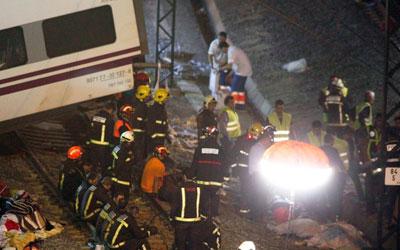 Los bomberos trabajan sin descanso para sacar víctimas de los vagones del convoy descarrilado en Galicia