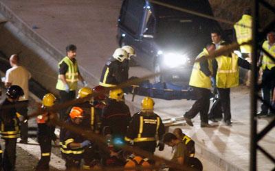 Continúa la búsqueda de víctimas en los vagones del tren descarrilado cerca de Santiago de Compostela