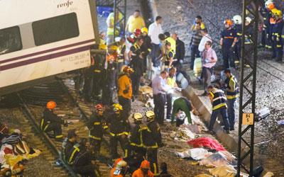 Labores de rescate durante toda la noche tras el descarrilamiento de un tren Alvia cerca de Santiago de Compostela