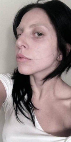 La cantante Lady Gaga se ha fotografiado sin maquillaje