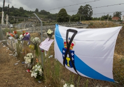 Recuerdos a los fallecidos en el accidente de tren en Santiago