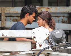 Taylor Lautner y Margie Avgeropoulos juntos