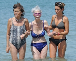 La Duquesa de Alba luce en bikini durante sus vacaciones en las playas de Ibiza