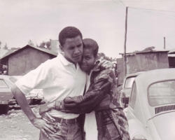 El presidente de Estados Unidos Barack Obama y su mujer Michelle se han apoyado para llegar a lo más alto