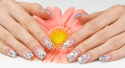 Uñas efecto cristalino, una manicura muy femenina