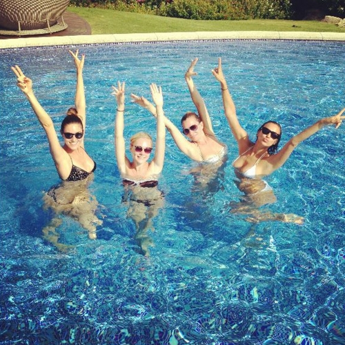 Irina Shayk se lo pasa en grande con sus amigas en la piscina