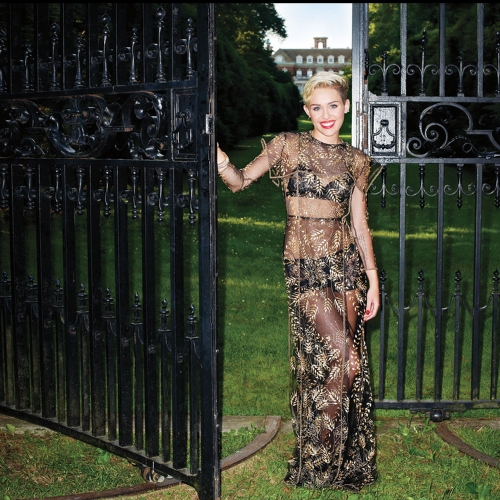 Miley Cyrus ha posado con un vestido lleno de trasparencias para Harper's Bazaar