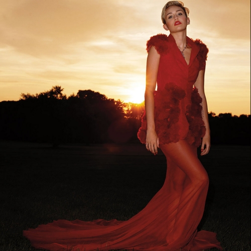 Miley Cyrus está impresionante con este elegante vestido rojo para Harper's Bazaar