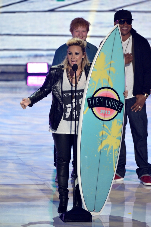 Demi Lovato, de chica dura con cuero en los Teen Choice Awards 2013