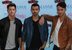 Los Jonas Brothers aún despiertan pasiones entre las fans de los TCA 2013