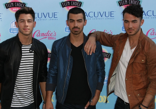 Los Jonas Brothers aún despiertan pasiones entre las fans de los TCA 2013