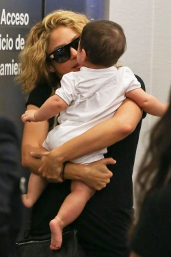 Shakira y Milan revolucionaron el aeropuerto de Los Angeles