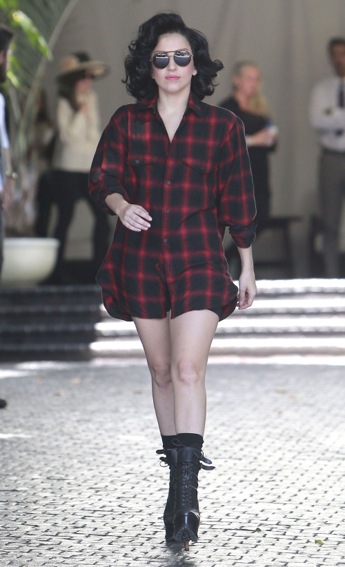 Lady Gaga vestida 'normal' para recibir a sus fans en Los Ángeles