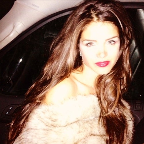 La actriz Marie Avgeropoulos es la guapísima nueva novia de Taylor Lautner