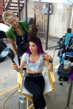 Marie Avgeropoulos, la novia de Taylor Lautner, con un look un tanto extraño