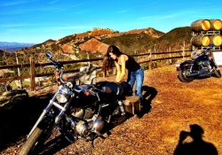 Marie Avgeropoulos es la nueva novia de Taylor Lautner y una chica motera